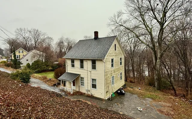 a view of a house with a yard