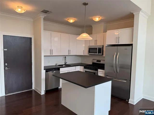 $2,825 | 2001 Hudson Terrace, Unit 602, Fort Lee, NJ 07024