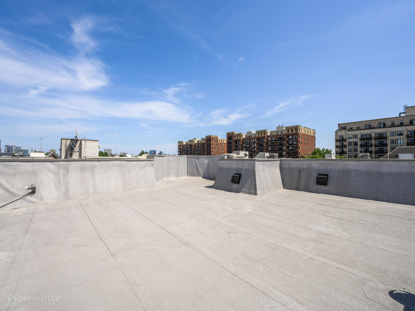 910 West Village Court Chicago, IL 60608 - Photo 28 of 44 a large white building with a view of city