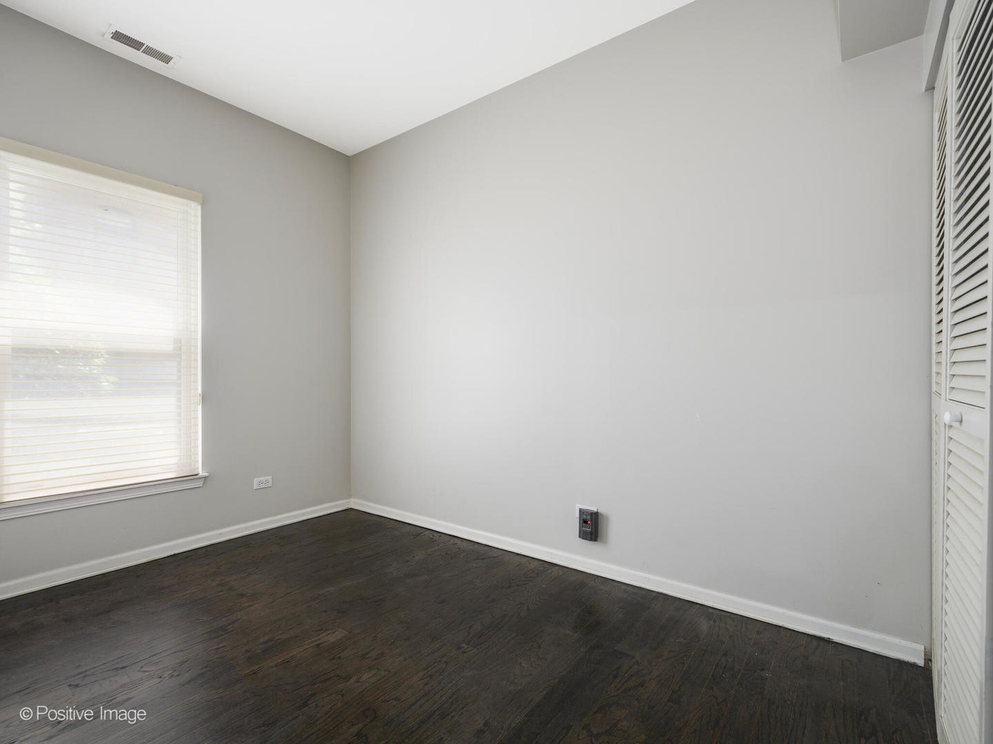910 West Village Court Chicago, IL 60608 - Photo 8 of 44 an empty room with a window