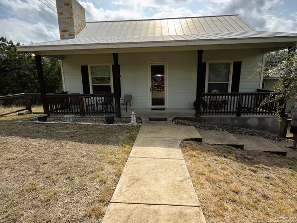 $1,800 | 186 Lakeview Road, Lakehills, TX 78063