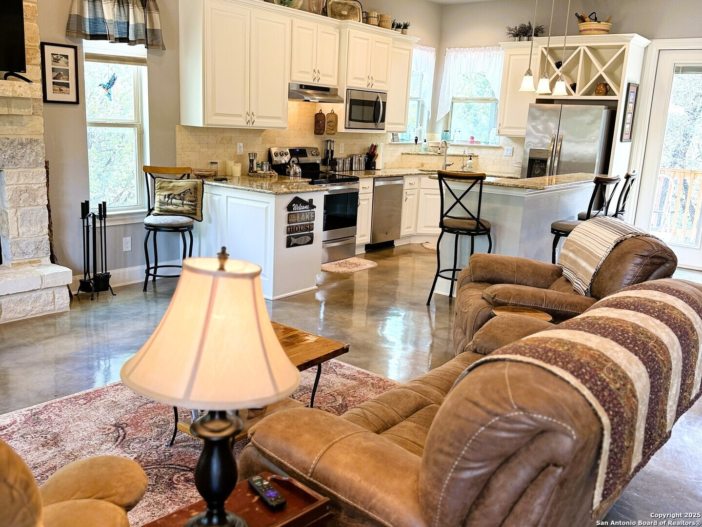 186 Lakeview Road Lakehills, TX 78063 - Photo 4 of 26