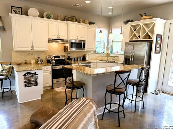 $1,800 | 186 Lakeview Road, Lakehills, TX 78063