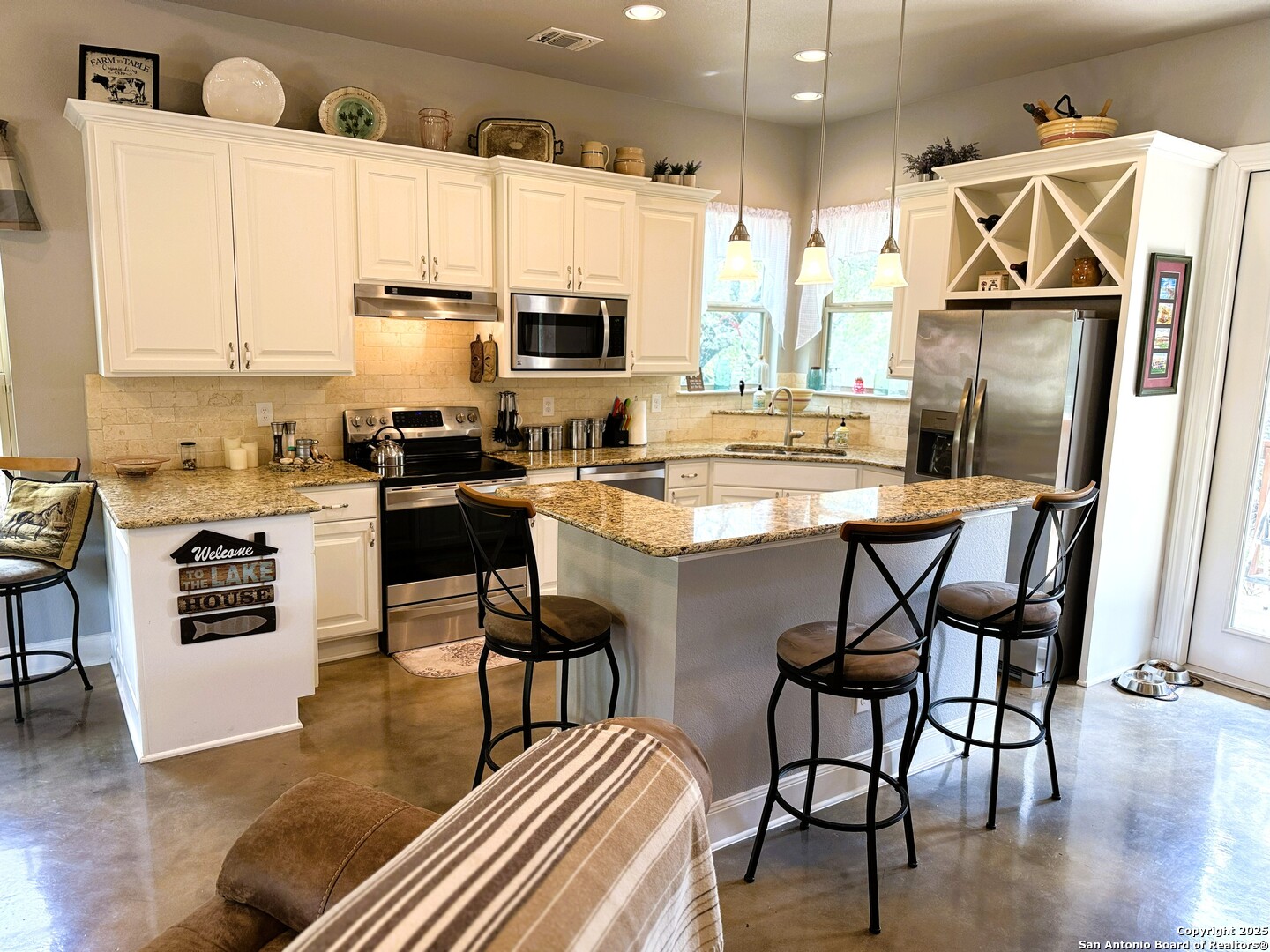 186 Lakeview Road Lakehills, TX 78063 - Photo 5 of 26