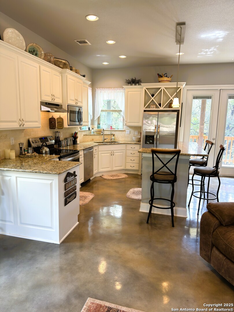 186 Lakeview Road Lakehills, TX 78063 - Photo 6 of 26