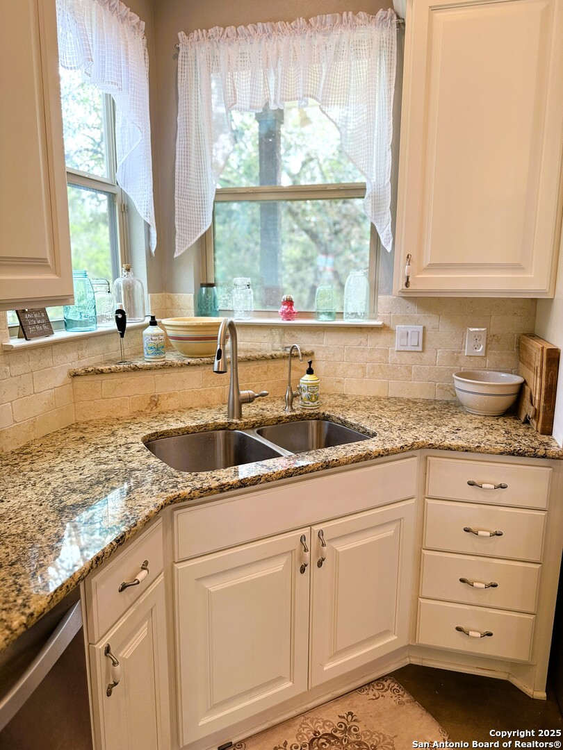 186 Lakeview Road Lakehills, TX 78063 - Photo 8 of 26