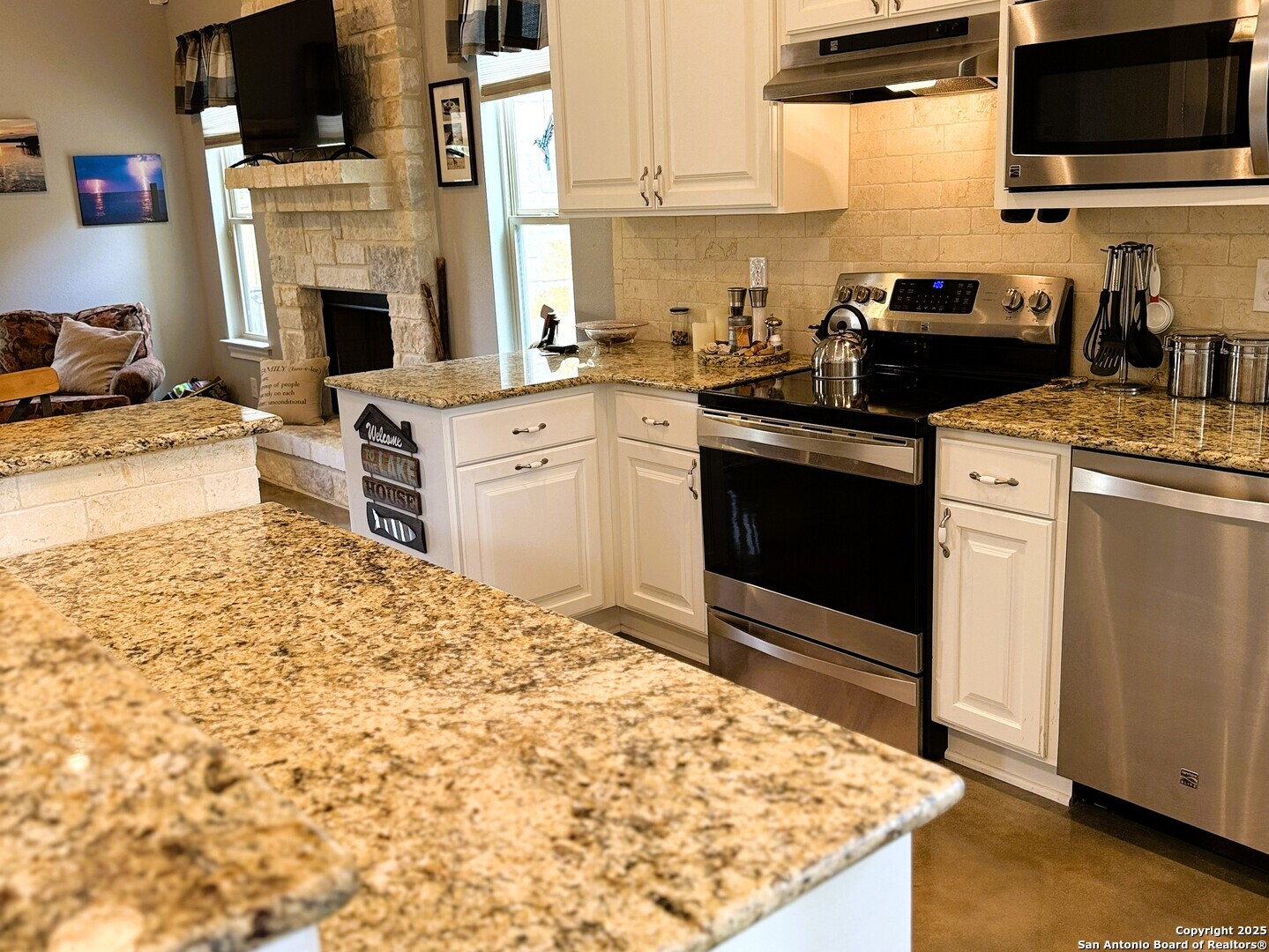 186 Lakeview Road Lakehills, TX 78063 - Photo 9 of 26