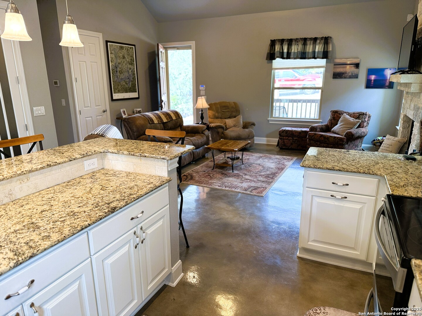 186 Lakeview Road Lakehills, TX 78063 - Photo 10 of 26