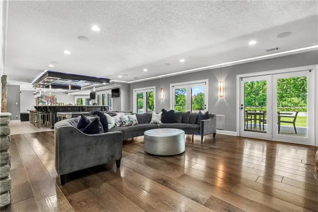 $2,400,000 | 3040 West 118th Terrace, Leawood, KS 66211