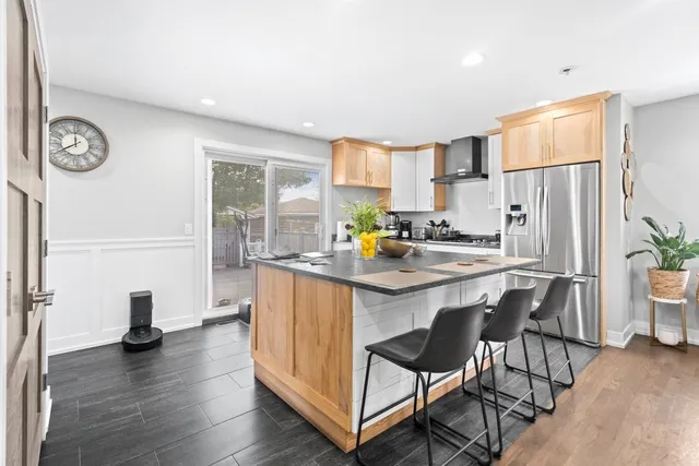 $389,900 | 4919 Long Avenue, Chicago, IL 60638