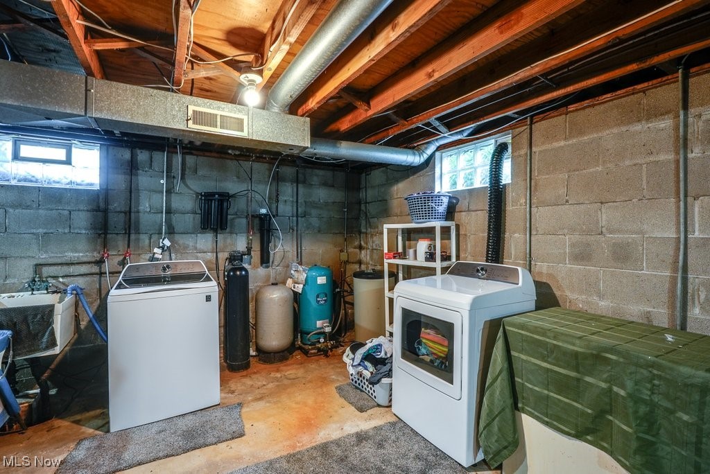 3066 Prior Road Akron, OH 44319 - Photo 31 of 50 Basement with washer and clothes dryer and sink