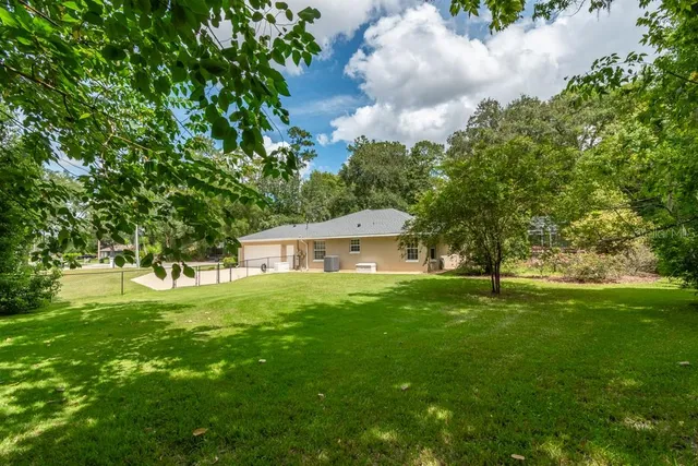 a view of yard with green space