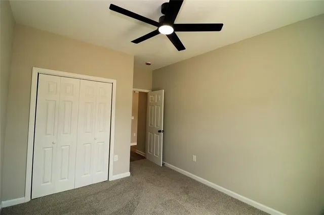 a view of empty room with a ceiling fan