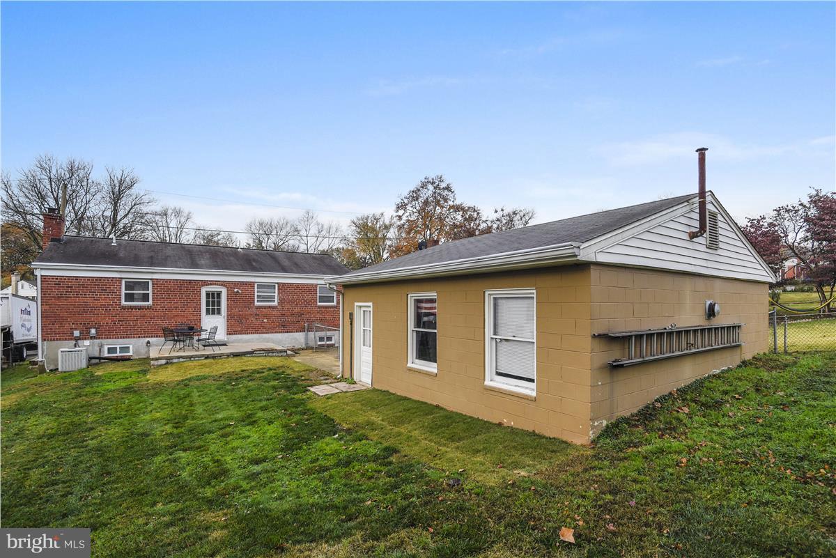 4715 Macon Road Rockville, MD 20852 - Photo 5 of 29 Huge Fenced in Yard!