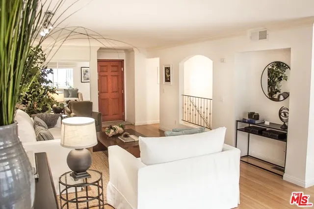 $4,200 | 1154 South Barrington Avenue, Unit 109, Los Angeles, CA 90049