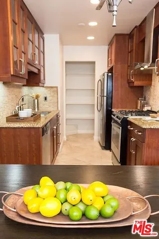 $4,200 | 1154 South Barrington Avenue, Unit 109, Los Angeles, CA 90049