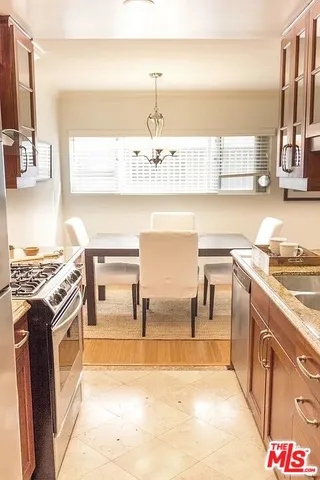 $4,200 | 1154 South Barrington Avenue, Unit 109, Los Angeles, CA 90049