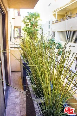 $4,200 | 1154 South Barrington Avenue, Unit 109, Los Angeles, CA 90049