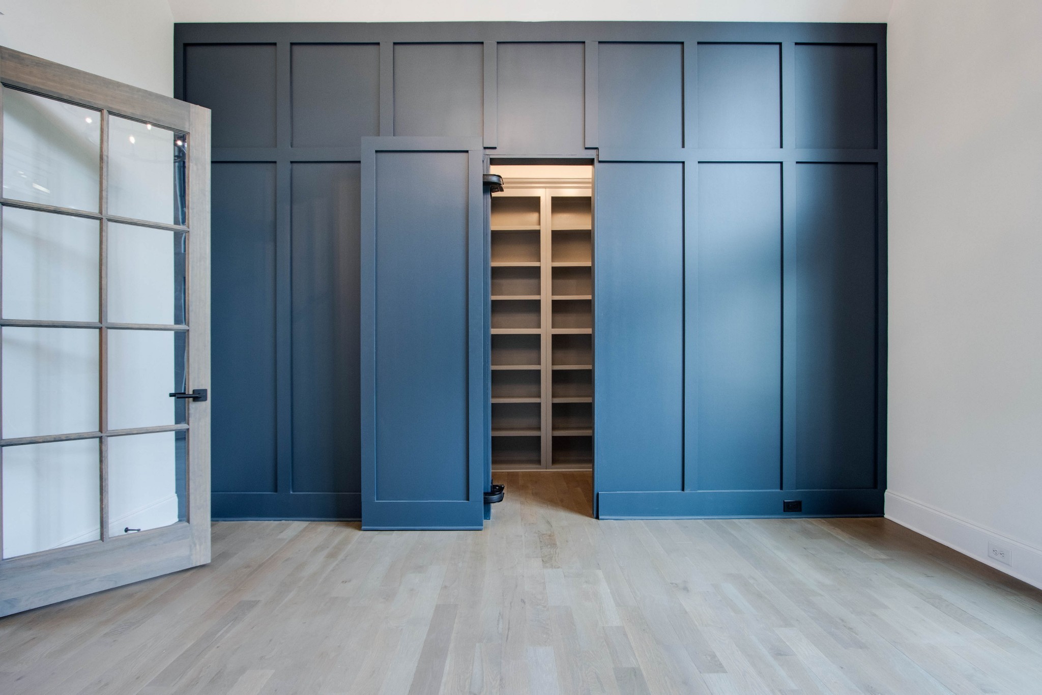 1300 Harding Place Nashville, TN 37215 - Photo 35 of 68 a view of an empty room with cabinet and mirrors