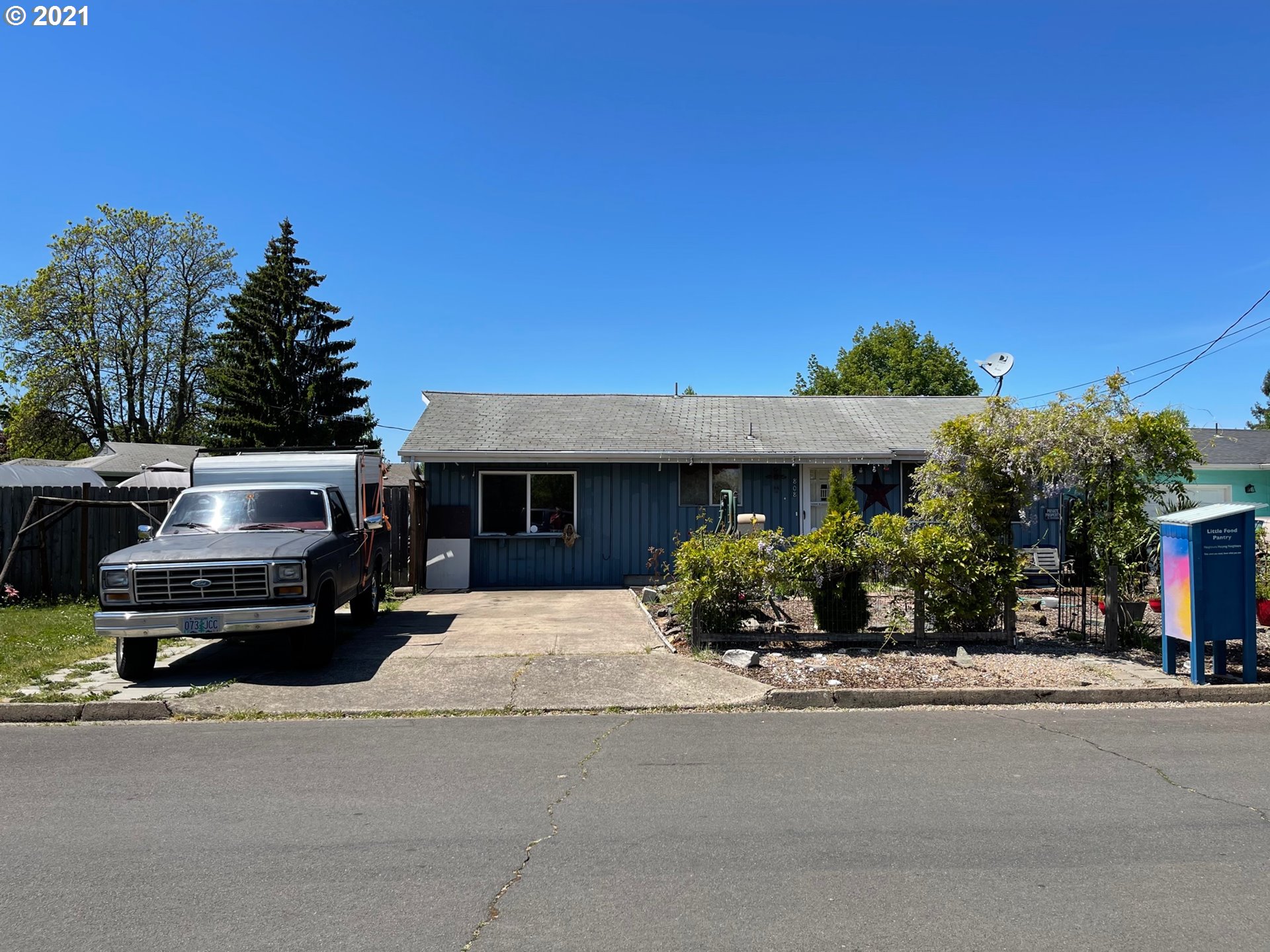 808 19th Street Springfield, OR 97477 - Photo 1 of 10