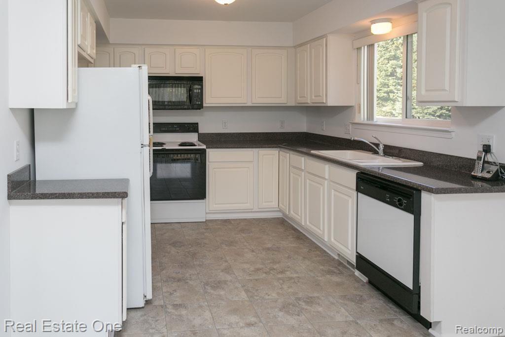 4296 Ridge Court Pinckney, MI 48169 - Photo 8 of 37 4Y0A8821.jpg