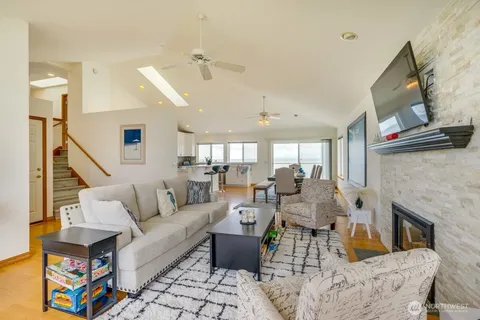 $1,295,000 | 2585 West Beach Road, Oak Harbor, WA 98277