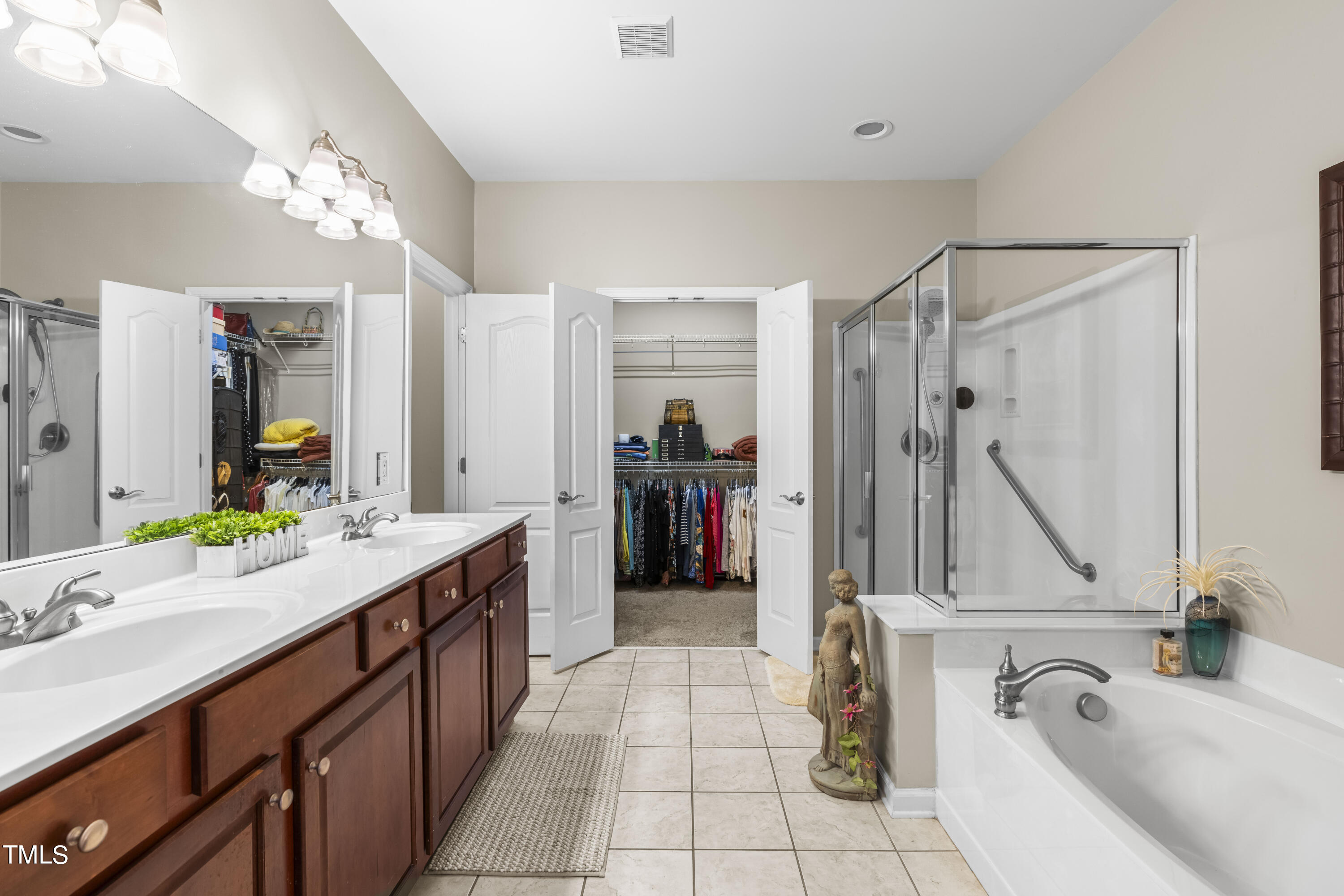 4604 Manassa Pope Lane Raleigh, NC 27612 - Photo 19 of 43 a bathroom with a tub sink and mirror