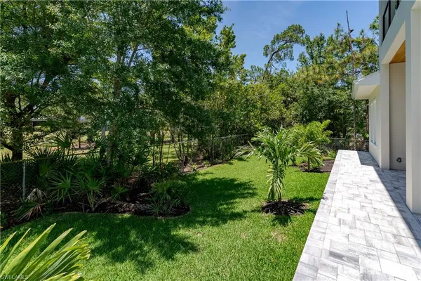 a view of an outdoor space