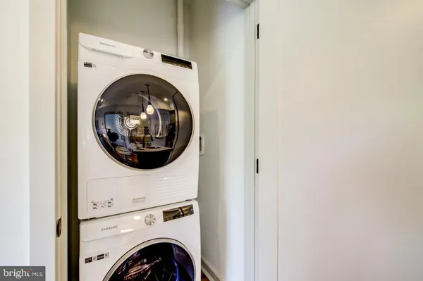 a close up view of a washer and dryer