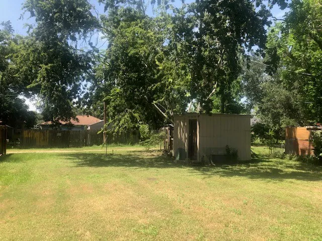 a view of a backyard