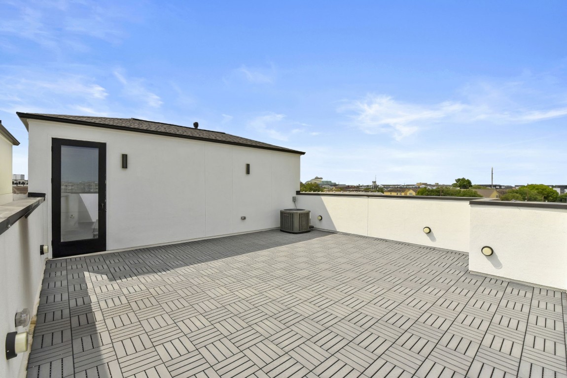 3114 Clay Street Houston, TX 77003 - Photo 25 of 28 a view of a terrace view