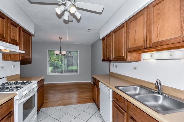 445 Old Surrey Road Hinsdale, IL 60521 - Photo 12 of 29
