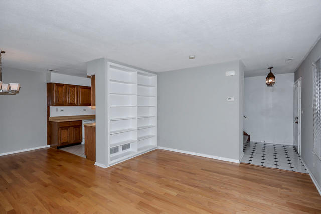 445 Old Surrey Road Hinsdale, IL 60521 - Photo 9 of 29