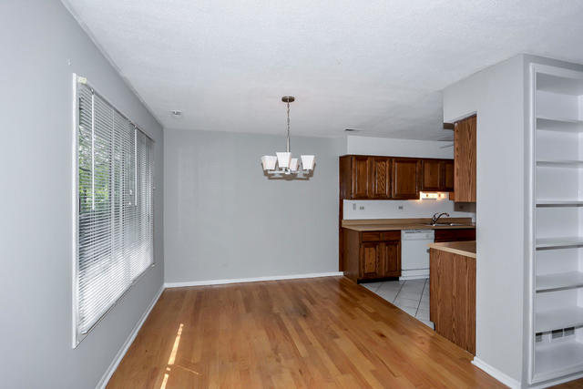 445 Old Surrey Road Hinsdale, IL 60521 - Photo 10 of 29