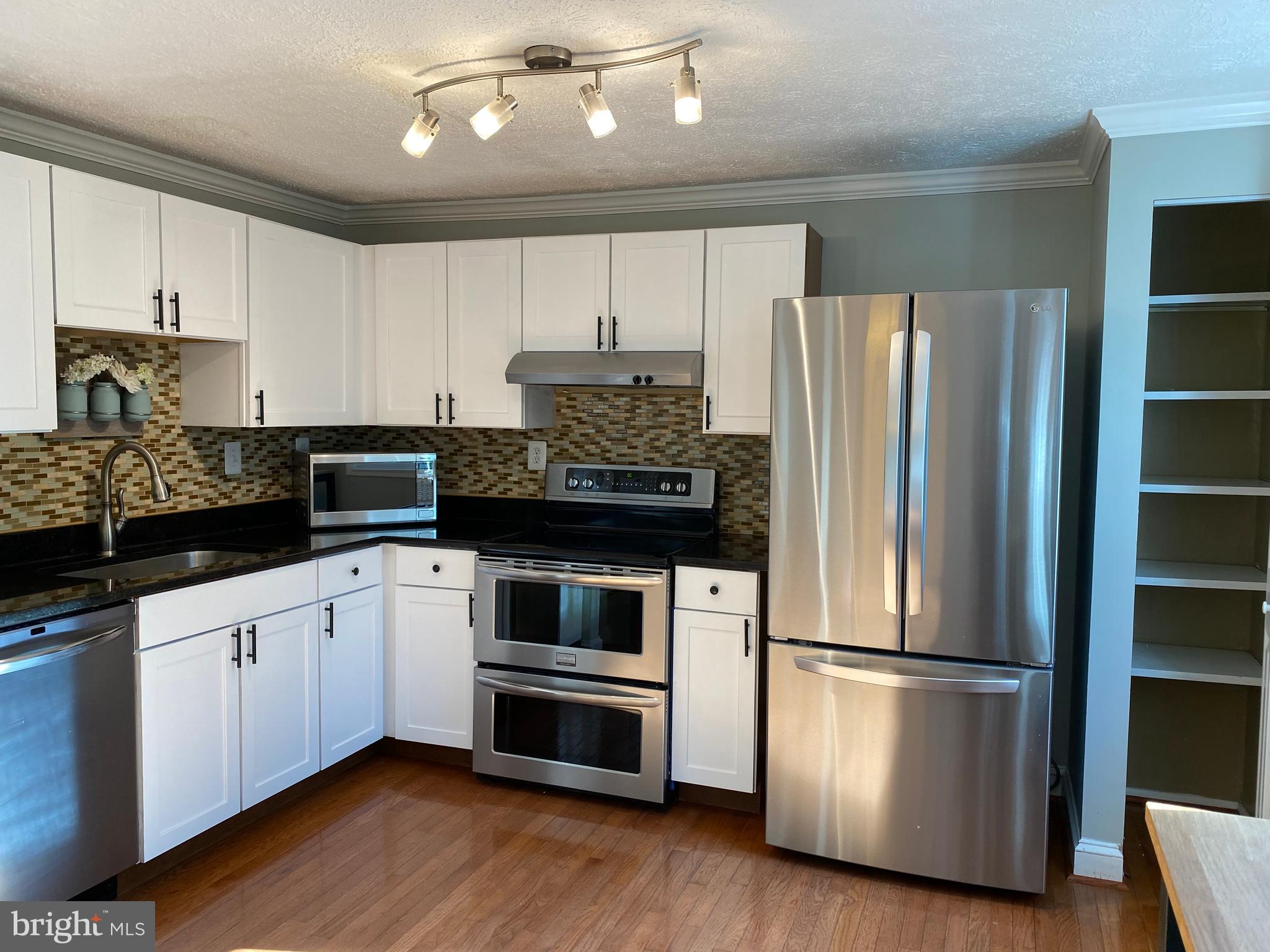1666 Barnstead Drive Reston, VA 20194 - Photo 17 of 51 Kitchen