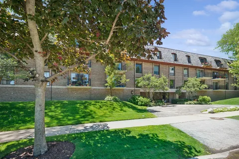 $360,000 | 134 Green Bay Road, Unit 104, Winnetka, IL 60093