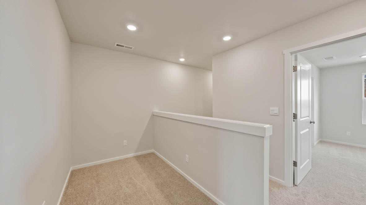 62743 Eagle Road Bend, OR 97701 - Photo 17 of 24 017 hallway loft