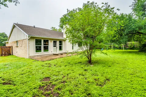 a view of a house with a backyard