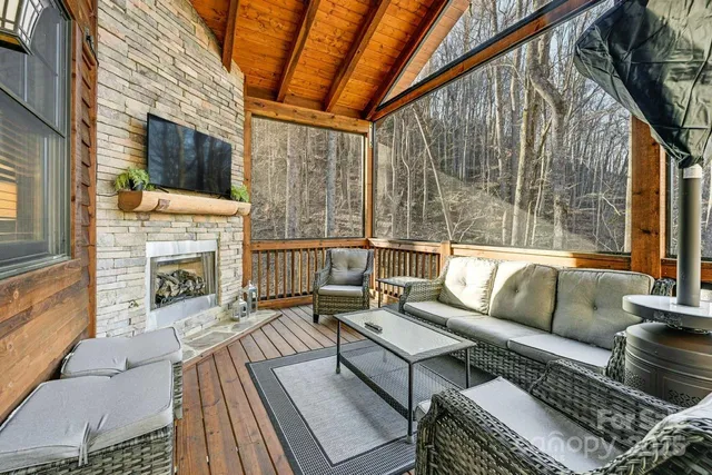 $525,000 | 220 Boulder Crk Lane, Tuckasegee, NC 28783