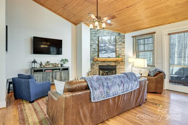 $525,000 | 220 Boulder Crk Lane, Tuckasegee, NC 28783