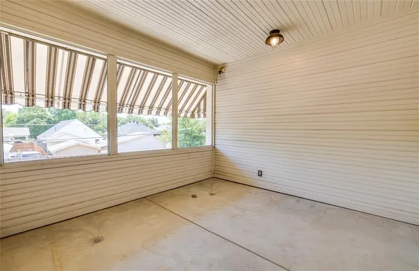 a view of empty room with window