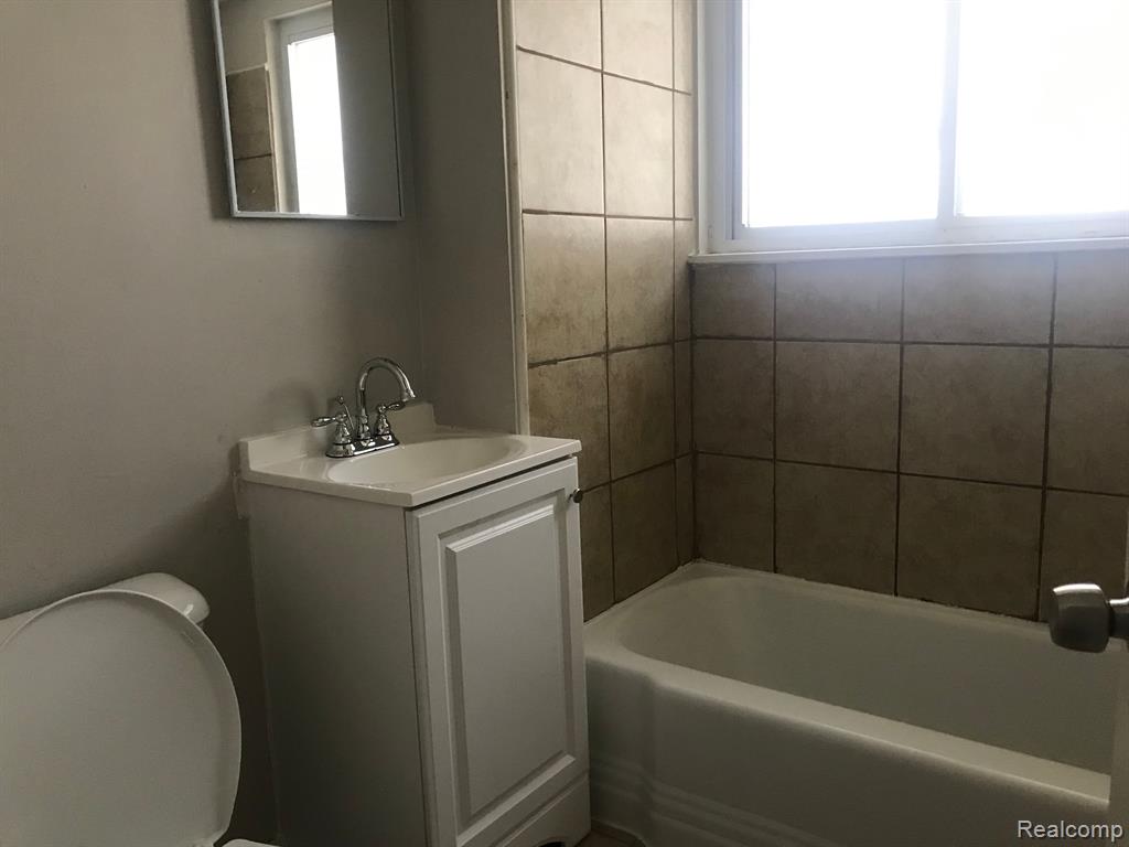 25718 Hanover Street Dearborn Heights, MI 48125 - Photo 8 of 10