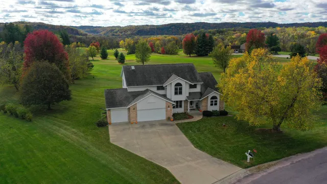 $475,000 | 38630 Golf View Drive, Prairie du Chien, WI 53821