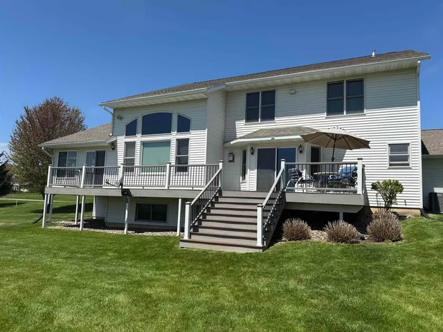 $475,000 | 38630 Golf View Drive, Prairie du Chien, WI 53821