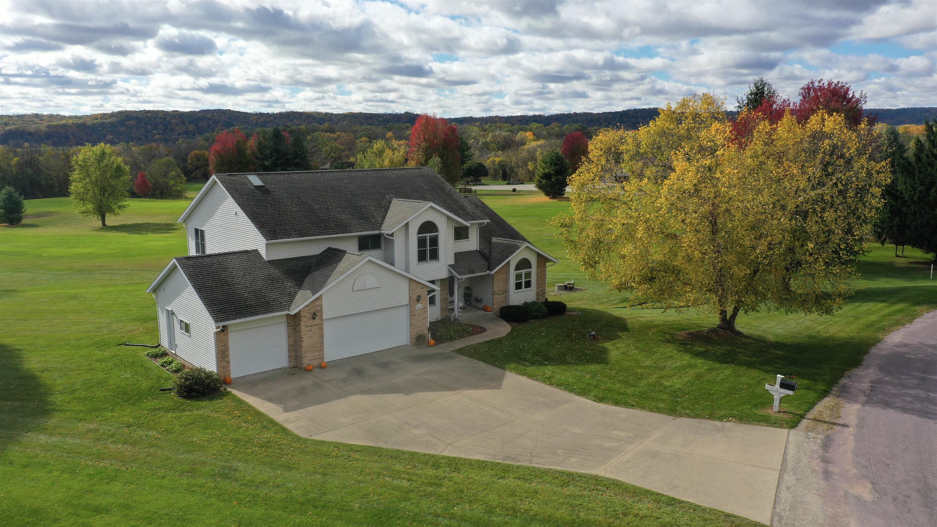 38630 Golf View Drive Prairie du Chien, WI 53821 - Photo 2 of 84