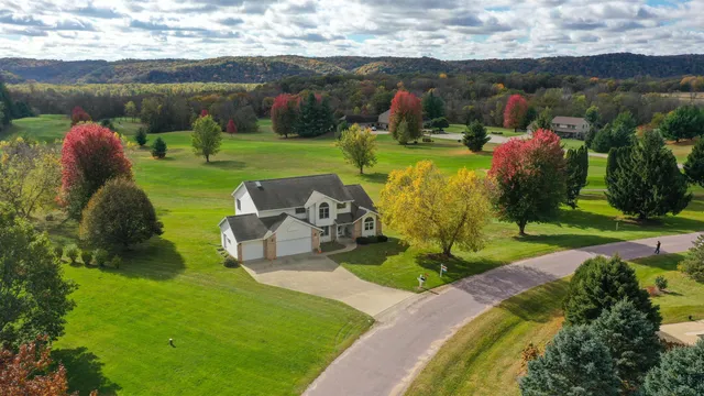 $475,000 | 38630 Golf View Drive, Prairie du Chien, WI 53821