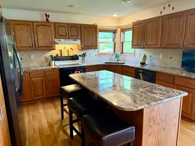 $475,000 | 38630 Golf View Drive, Prairie du Chien, WI 53821