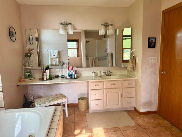 $475,000 | 38630 Golf View Drive, Prairie du Chien, WI 53821