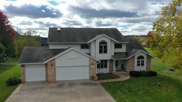 $475,000 | 38630 Golf View Drive, Prairie du Chien, WI 53821