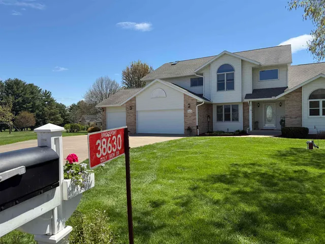 $475,000 | 38630 Golf View Drive, Prairie du Chien, WI 53821